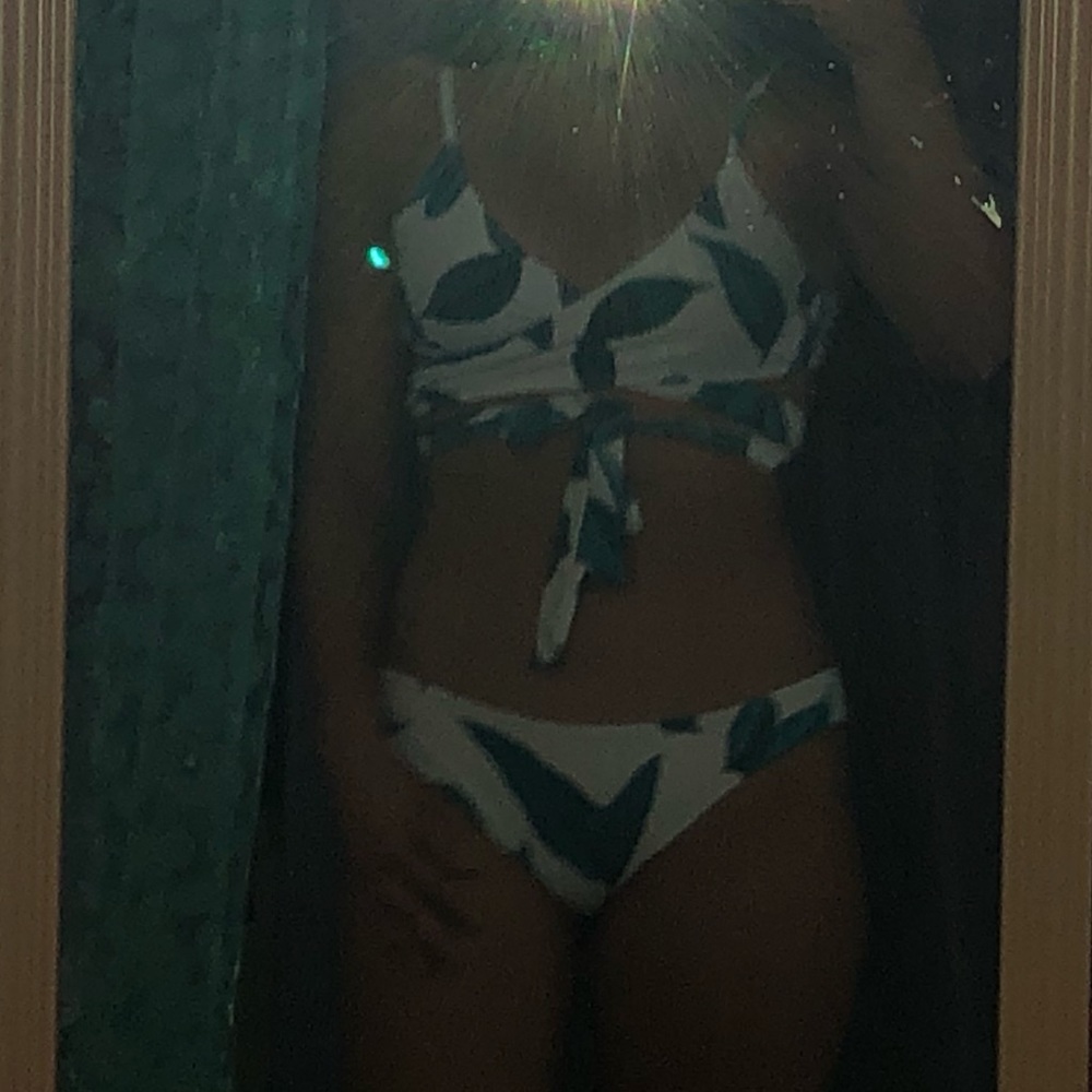Bikini - Picture 3 of 5